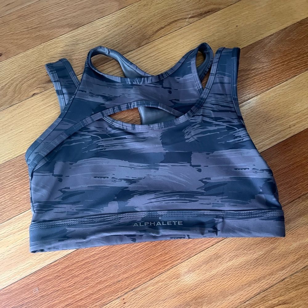 Alphalete Surface keyhole sport bra size medium